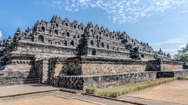 Comment organiser une visite des temples anciens de Borobudur en Indonésie?
